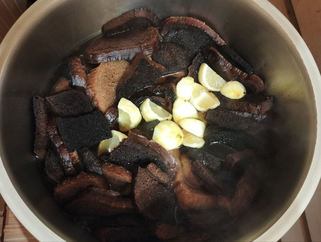 Сухари и лимоны добавлены